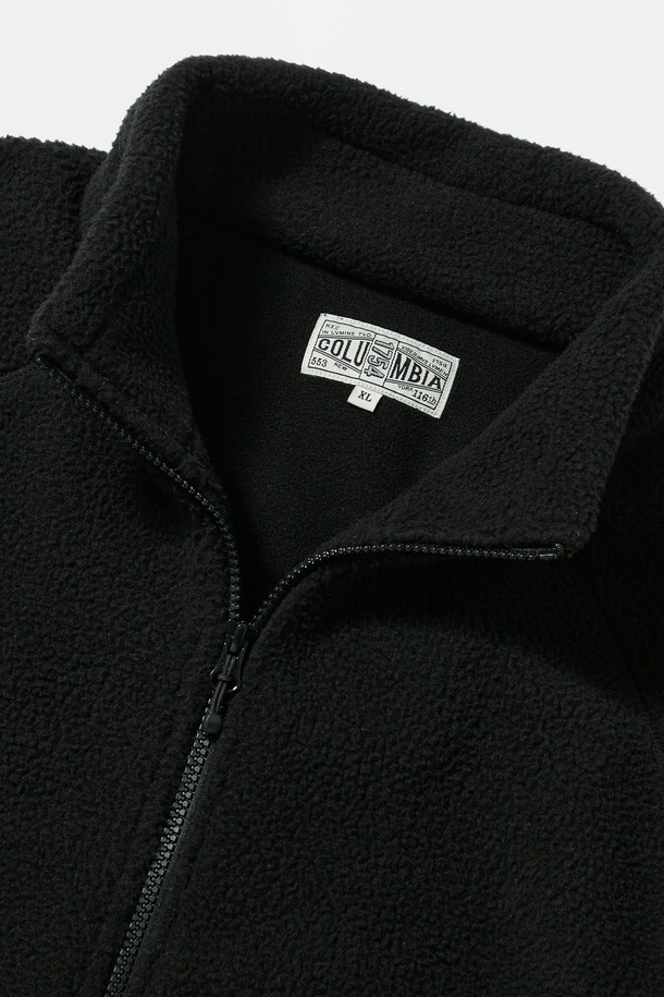 블랙과 아이보리 컬러로 출시된 PANEL 래글런 폴라 플리스 집업 재킷입니다. 래글런 슬리브와 패널 디자인으로 트렌디한 무드를 연출하며, 385G 헤비웨이트 폴라 플리스 소재로 제작되어 뛰어난 보온성을 자랑합니다. YKK 2-WAY 지퍼와 하단 스트링 디테일로 편안한 착용감을 제공하며, 오버핏과 릴랙스핏으로 편안하게 즐길 수 있습니다. 겨울철 데일리룩, 집콕룩, 산책룩 등 다양한 TPO에 캐주얼, 미니멀, 시티보이 스타일로 활용하기 좋습니다.
