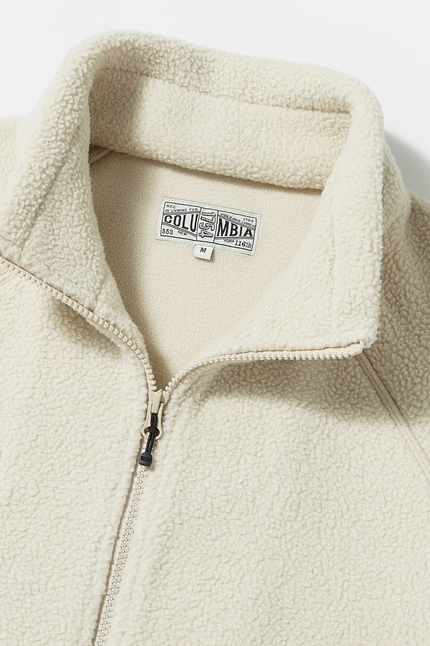 아이보리 컬러의 PANEL 래글런 폴라 플리스 집업 재킷입니다. 캐주얼, 스포티, 미니멀 스타일을 모두 소화하며, 겨울철 데일리룩, 산책룩, 집콕룩에 적합합니다. 385G 중량의 두꺼운 폴라 플리스 소재로 제작되어 부드러운 촉감과 뛰어난 보온성을 자랑합니다. 래글런 패턴과 섹션 디자인이 특징이며, YKK 2-WAY 지퍼와 리브드 밑단으로 편안한 착용감을 선사합니다. 오버핏으로 제작되어 트렌디한 스타일을 연출할 수 있습니다.
