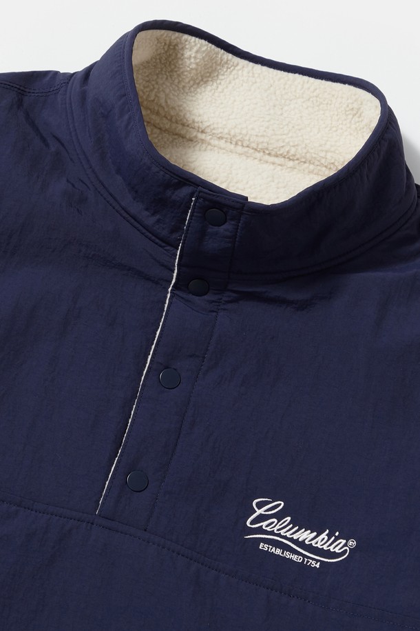 NY 스트리트 테일 리버서블 나일론/PP 아노락_네이비는 유니섹스 디자인으로, 가을과 겨울에 스포티하고 스트릿한 스타일을 연출할 수 있는 아우터입니다. 네이비 컬러의 이 아노락은 두꺼운 두께감과 부드러운 촉감으로 보온성을 높였으며, 컬럼비아 로고 자수 디테일이 돋보입니다. 리버시블 디자인으로 다양한 스타일을 연출할 수 있으며, 세미 오버핏에 집업 여밈 방식으로 편안함을 더했습니다. 일상, 스포츠 활동, 가을 나들이룩, 겨울 데일리룩, 등산룩 등 다양한 TPO에 활용하기 좋습니다.
