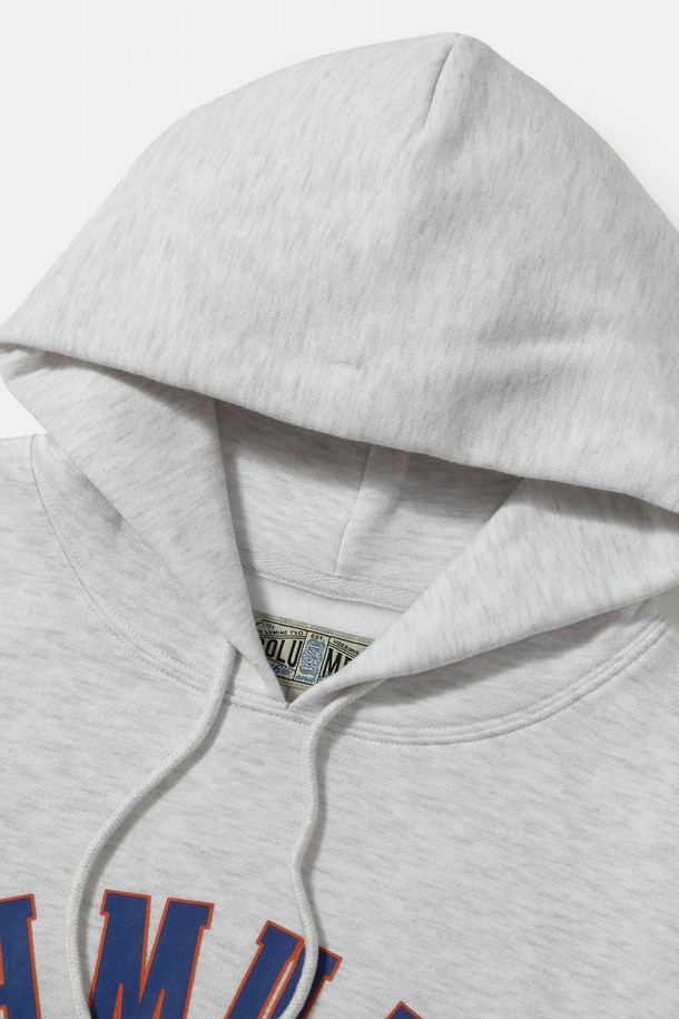 REVERSE ARCH FLEECE WOMEN HOODIE_라이트 밀란지 여성 후디는 가을, 겨울 시즌 캐주얼하고 스포티하게 연출하기 좋은 여성용 후디입니다. 부드러운 플리스 안감과 두꺼운 두께감으로 보온성을 높였으며, 오버핏 크롭 기장으로 편안한 착용감을 선사합니다. 라이트밀란지 네이비와 반티지 그린 두 가지 컬러 옵션이 있으며, 1754 FLAG 와펜과 TINY SCRIPT 자수 디테일로 포인트를 더했습니다. 데일리룩, 집콕룩, 산책룩 등 다양한 TPO에 활용하기 좋으며, 미니멀한 스타일을 연출하기에도 적합합니다. 면과 폴리에스테르 혼방 소재로 제작되었습니다.
