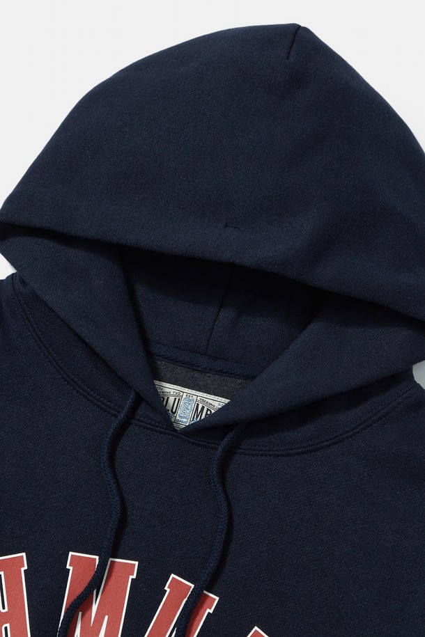 네이비 컬러의 REVERSE ARCH 플리스 여성 후디입니다. 부드러운 촉감의 면, 폴리에스테르 혼방 소재로 제작되었으며, 두꺼운 두께감과 오버핏으로 포근한 착용감을 선사합니다. 후드 디자인에 Columbia Reverse Arch 로고 프린트와 1754 FLAG 패치, TINY SCRIPT 자수 디테일이 포인트입니다. 겨울철 데일리룩, 집콕룩, 산책룩 등 다양한 상황에서 캐주얼, 스포티, 미니멀 스타일로 활용하기 좋습니다. 긴 소매 기장의 크롭 기장으로 트렌디함을 더했습니다.
