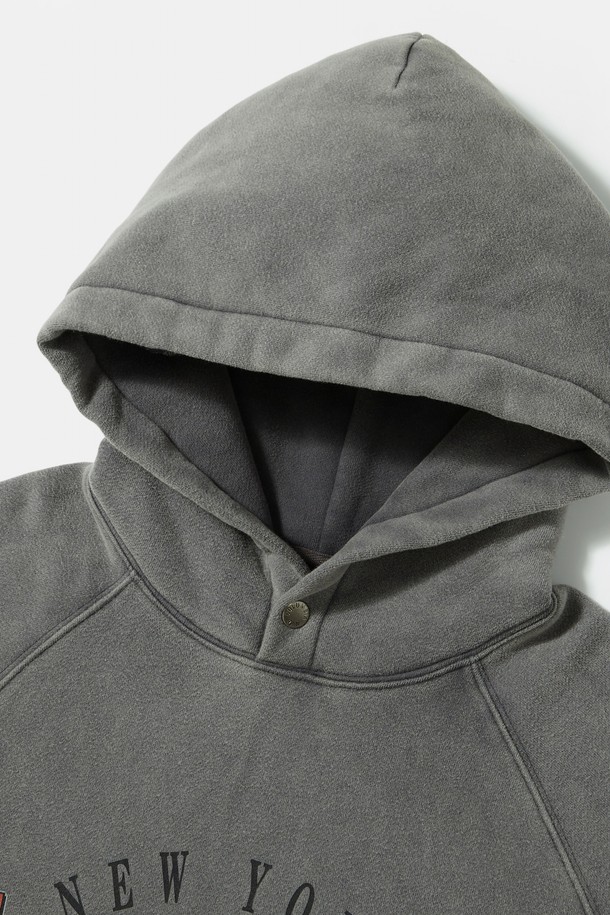 VTG 크랙 워시드 헤비 플리스 후디 _그레이는 빈티지 무드를 살린 오버핏 후드티입니다. 부드러운 촉감의 면, 폴리에스테르 혼방 소재에 플리스 안감을 더해 따뜻함을 높였습니다. 차콜 그레이 컬러에 미네랄 워싱 가공을 더해 자연스러운 색감과 빈티지한 멋을 살렸으며, COLUMBIA 플래그 패치로 포인트를 주었습니다. 넉넉한 루즈핏 실루엣으로 편안한 착용감을 제공하며, 겨울철 데일리룩, 집콕룩, 산책룩 등 다양한 TPO에 캐주얼하고 스트리트한 스타일을 연출하기 좋습니다. 긴 소매 기장에 두꺼운 두께감으로 한겨울에도 따뜻하게 입을 수 있습니다.
