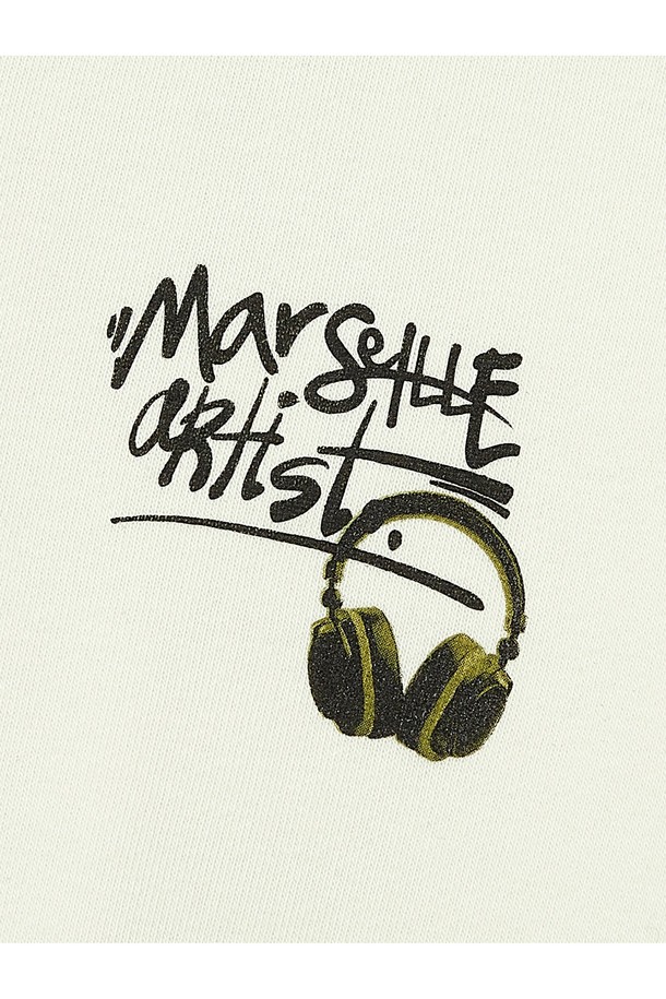 마르세유 아티스트 테마의 디지털 프린트 디자인이 돋보이는 아이보리 색상의 크루넥 스웨트셔츠입니다. 남녀 모두 착용 가능한 릴랙스핏 스타일로, 부드러운 면과 폴리에스테르 혼방 소재를 사용하여 편안한 착용감을 제공하며, 봄, 가을 시즌에 캐주얼 및 스트릿 스타일로 연출하기 좋습니다. 내구성이 뛰어난 구조로 제작되었으며, 라운드넥 디자인과 긴소매로 일상에서 편안하게 입을 수 있습니다.
