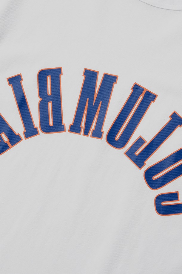 REVERSE ARCH LOGO S/S 티셔츠 화이트는 베이직하고 캐주얼한 스타일의 반팔 티셔츠입니다. 260G 헤비코튼 싱글 원단으로 제작되어 봄, 여름에 착용하기 좋으며, 오버핏으로 편안한 착용감을 제공합니다. 전면에 라이트 프린팅 기법의 로고, 소매의 1754 FLAG 패치, 스크립트 로고 자수가 특징입니다. 동네 마실룩이나 여행룩에 잘 어울리며, 캐주얼, 미니멀, 클래식 스타일을 연출하기 좋습니다. 라운드넥 디자인으로 데일리하게 활용하기 좋은 아이템입니다.
