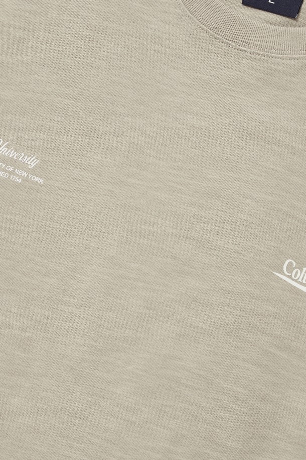 CU BIG WAVE LOGO S/S 티셔츠 내추럴베이지는 편안한 착용감의 면 소재로 제작된 반소매 티셔츠입니다. 25S/S 컬렉션으로, 빅웨이브 로고 프린팅이 앞면과 뒷면에 디자인되어 캐주얼한 무드를 연출합니다. 넉넉한 오버핏, 라운드넥으로 제작되었으며, 일상 및 가벼운 여행룩에 적합합니다. 내추럴베이지 외에도 블랙 블루 다크 네이비, 라이트 멜란지 컬러를 만나볼 수 있습니다. 자유로운 실루엣으로 미니멀, 스트리트 스타일을 즐기기에 좋습니다.
