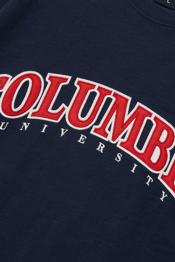 STREET ARCH LOGO S/S 티셔츠 다크네이비는 일상 및 여행 시 편안하게 착용하기 좋은 남성 반팔 티셔츠입니다. 다크네이비, 블랙, 화이트 블루, 라이트 멜란지 4가지 컬러로 출시되었으며, 코튼 슬럽 싱글 원단을 사용하여 부드러운 촉감을 선사합니다. 아플리케 기법으로 제작된 스트릿 아치 로고가 돋보이며, 왼쪽 하단에는 컬럼비아 클래식 라벨이 포인트로 더해져 있습니다. 오버핏 디자인으로 캐주얼, 스트릿, 미니멀 스타일을 모두 소화할 수 있으며, 봄, 여름 시즌에 활용하기 좋습니다.
