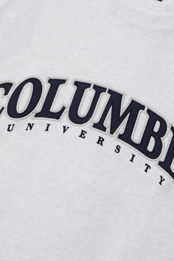 STREET ARCH LOGO S/S 티셔츠 라이트멜란지는 23S/S 컬렉션으로 출시된 공용 반팔 티셔츠입니다. 라이트멜란지, 블랙, 화이트 블루, 다크 네이비 4가지 색상으로 만나볼 수 있으며, 일상과 여행에 모두 적합한 디자인입니다. 오버핏으로 편안한 착용감을 제공하며, 스트릿 및 캐주얼 스타일을 연출하기 좋습니다. 면 소재로 제작되어 부드러운 촉감을 자랑하며, 아치 로고 아플리케와 콜롬비아 클래식 라벨이 특징입니다. 라운드넥에 반소매 기장으로, 봄, 여름 시즌에 활용하기 좋은 아이템입니다.
