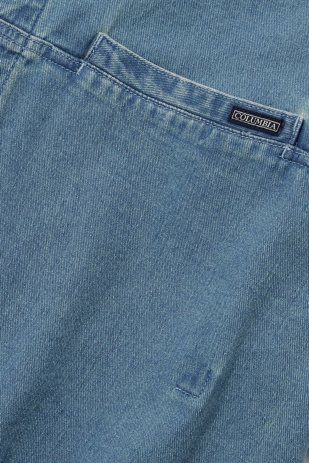 COLUMBIA TRAJAN LABEL HIDDEN POCKET DENIM S/S SHIRTS 라이트데님은 캐주얼, 클래식, 미니멀 스타일을 즐기는 남녀 모두를 위한 데님 셔츠입니다. 80년대 스타일의 데님 소재에 히든 포켓 디자인과 Columbia Trajan 라벨, 프론트 포켓 디테일이 더해져 소장 가치를 높였습니다. 봄, 여름 시즌에 시원하게 착용할 수 있으며, 오버핏과 반소매 기장, 카라넥 디자인으로 편안한 착용감을 선사합니다. 라이트 데님, 미드나잇 데님, 그레이 데님 세 가지 색상으로 출시되어, 동네 마실룩이나 여행룩 등 다양한 TPO에 맞춰 활용 가능합니다. 얇은 두께감으로 간절기에도 부담 없이 레이어드하여 캐주얼한 스타일을 연출할 수 있습니다.
