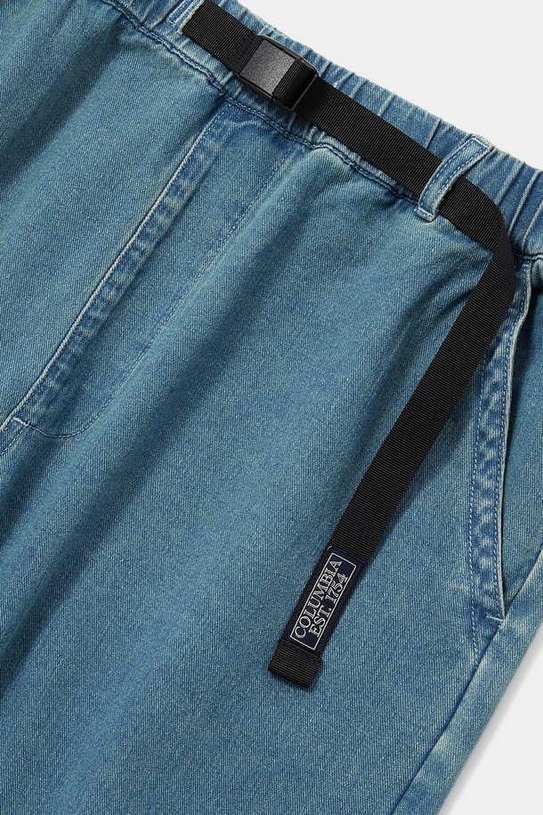 COLUMBIA TRAJAN LABEL BELTED ALL-ROUND DENIM PANTS (컬럼비아 트라잔 라벨 벨티드 올라운드 데님 팬츠) 라이트데님입니다. 유니크한 트라잔 라벨 디테일과 벨트 디자인으로 포인트를 더했으며, 허리 전체 밴딩으로 편안한 착용감을 제공합니다. 캐주얼한 무드의 라이트 데님, 미드나잇 데님, 블랙 데님 세 가지 컬러로 출시되어 다양한 스타일 연출이 가능합니다. 봄, 가을 시즌 일상, 여행, 가을 나들이 등 폭넓은 TPO에 활용할 수 있는 루즈핏 데님 팬츠입니다. 면 소재로 제작되어 편안하고 부드러운 촉감을 선사합니다.
