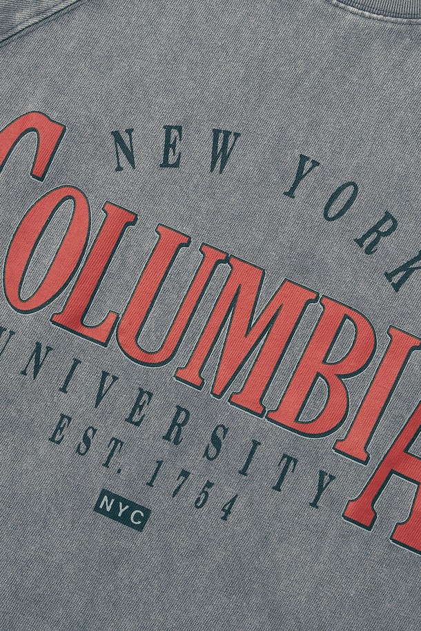 CU VTG CRACK LOGO MINERAL WASHED S/S 티셔츠 그레이는 캐주얼하고 미니멀한 스타일의 반팔 티셔츠입니다. 260G 헤비코튼 원단에 미네랄 워싱 가공을 더해 빈티지한 무드를 연출하며, 세미오버핏과 릴랙스핏으로 편안한 착용감을 제공합니다. 전면에 크랙 로고 프린트가 돋보이며, 래글런 소매와 1754 FLAG 소매 디테일로 포인트를 더했습니다. 봄, 여름 시즌에 일상복으로 활용하기 좋은 라운드넥 티셔츠입니다. 컬러는 그레이 색상입니다.
