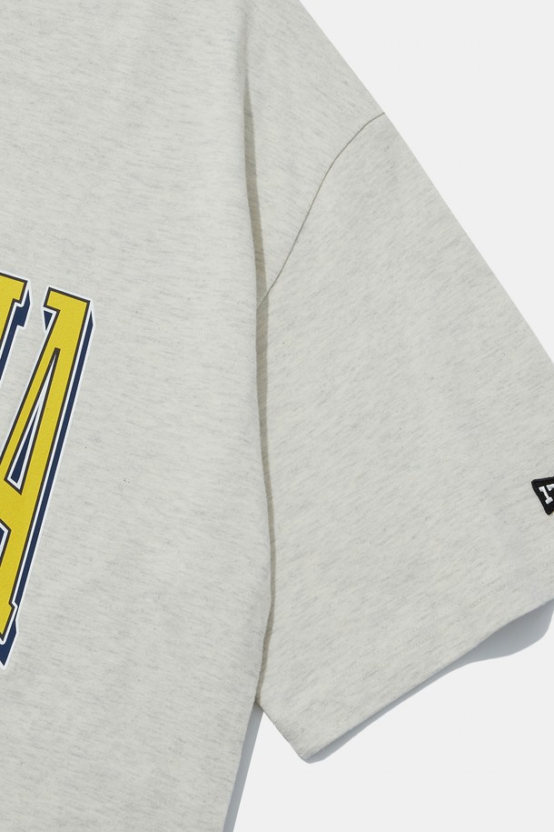 VTG 크랙 로고 S/S 티셔츠 오트밀은 편안한 일상룩을 위한 베이직 스타일의 반팔 티셔츠입니다. 오트밀 및 라이트멜란지 두 가지 색상으로 출시되었으며, 봄, 여름 시즌에 착용하기 좋습니다. 면 소재로 제작되어 부드러운 촉감을 제공하며, 세미 오버핏으로 편안하게 착용 가능합니다. 전면에 빈티지 크랙 프린팅된 COLUMBIA 로고와 소매 1754 FLAG 와펜, 우측 하단의 COLUMBIA N.Y.C 포인트 라벨이 디자인의 특징입니다. 동네 마실룩이나 여행룩에 캐주얼하고 미니멀하게 코디하기 좋습니다.
