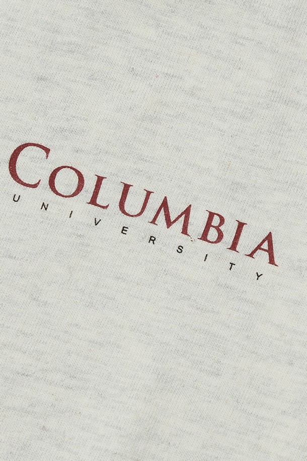 CU SIG 로고 반팔 티셔츠 오트밀은 베이직한 스타일의 면 소재 티셔츠입니다. 라운드넥에 세미 오버핏으로 편안하게 착용 가능하며, 봄, 여름 시즌 데일리룩으로 활용하기 좋습니다. 앞뒤 시그니처 로고 프린팅과 사이드 COLUMBIA 로고 포인트 라벨이 돋보이며, 동네 마실룩, 카페룩 등 캐주얼, 미니멀, 클래식 스타일을 연출하기에 적합합니다. 부드러운 촉감으로 편안한 착용감을 선사하는 반팔 티셔츠입니다.
