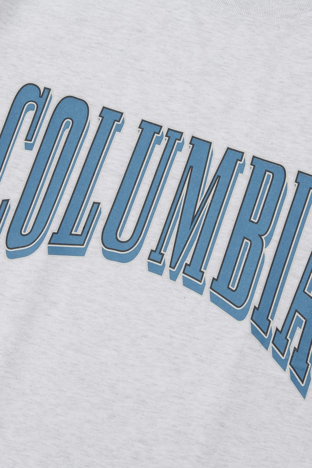 VTG CRACK LOGO S/S 티셔츠 LIGHT MELANGE는 캐주얼하고 베이직한 스타일의 남녀 공용 반팔 티셔츠입니다. 봄, 여름 시즌에 적합하며, 일상복으로 활용하기 좋습니다. "COLUMBIA VINTAGE" 로고의 크랙 프린팅과 "COLUMBIA N.Y.C" 포인트 라벨, 1754 FLAG 소매 라벨이 특징입니다. 싱글 저지 면 원단으로 제작되었으며, 세미오버핏의 라운드넥 디자인입니다. 동네 마실룩 또는 산책룩에 미니멀한 스타일을 더해줍니다.
