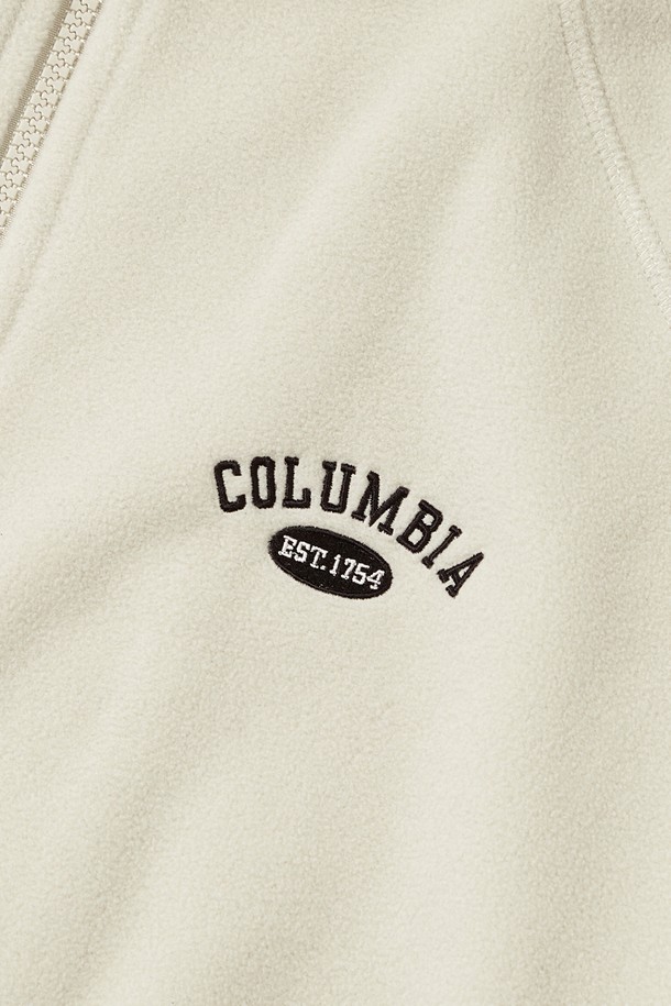 CU 아치 플리스 집업 재킷_크림은 부드러운 촉감의 폴리에스테르 소재로 제작된 오버핏 플리스 재킷입니다. 래글런 소매와 YKK 지퍼를 사용하여 편안함과 실용성을 높였으며, 겨울철 캐주얼 및 스포티 스타일을 연출하기에 좋습니다. CU 아치 자수 로고와 EST.1754 브랜딩이 특징이며, 두꺼운 두께감으로 보온성을 더했습니다. 일상, 산책, 집콕 등 다양한 상황에서 활용 가능한 데일리 아이템입니다. 아이보리 컬러도 함께 제공됩니다.
