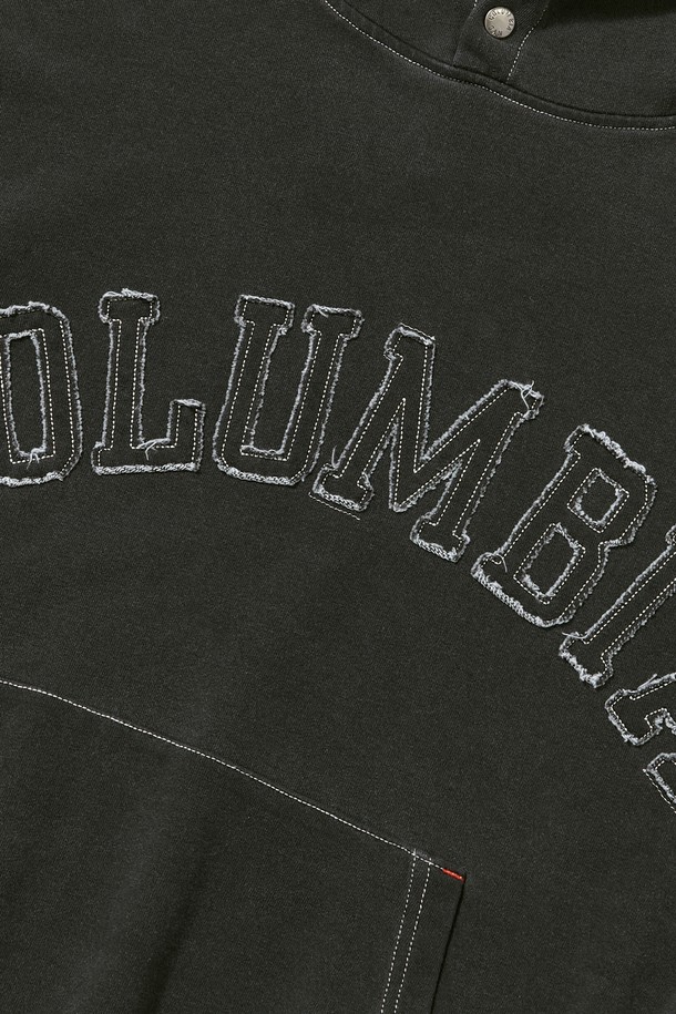 BIG ARCH 데님 테리 후디_블랙진은 캐주얼과 스트릿 스타일을 아우르는 후드티입니다. 데님 테리 소재에 데님 위싱 가공을 더하여 독특한 질감을 선사하며, 부드러운 촉감이 특징입니다. 오버핏 디자인으로 편안한 착용감을 제공하며, 전면 아플리케 로고와 컬러 스티치 디테일이 돋보입니다. COLUMBIA 음각 버튼, 1754 FLAG 포인트, 와펜 포인트 등 다양한 디테일로 포인트를 더했습니다. 봄, 가을, 겨울 시즌에 활용하기 좋은 두꺼운 두께감의 긴소매 후드티입니다.
