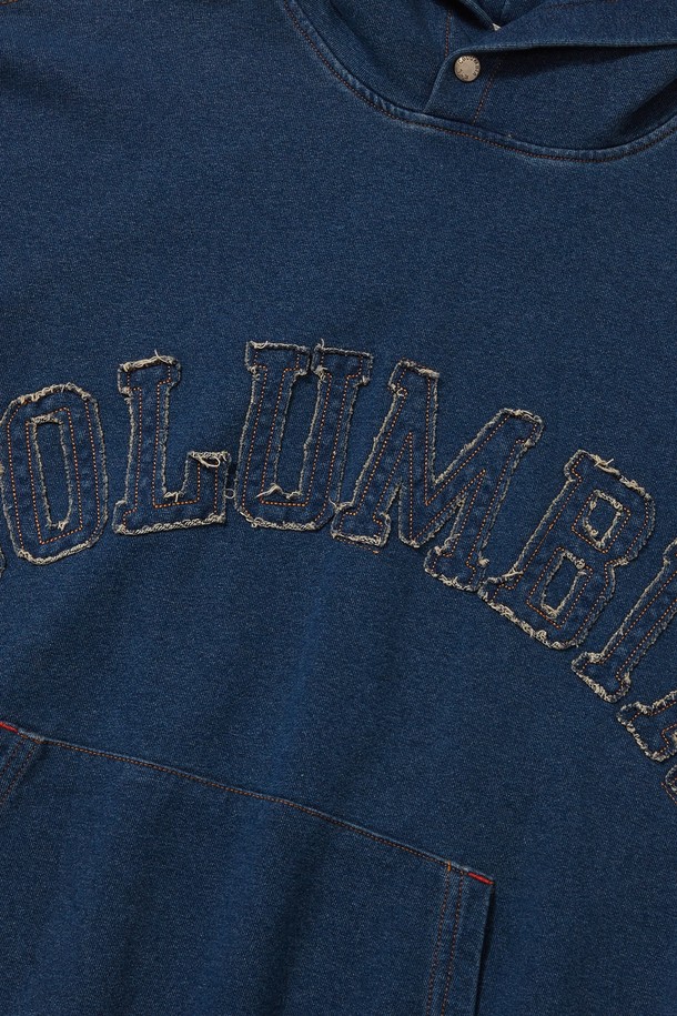 미드나잇 데님 컬러의 BIG ARCH DENIM TERRY HOODIE(빅 아치 데님 테리 후디)는 가을, 겨울 시즌 캐주얼 스타일을 완성하는 오버핏 후드티입니다. 부드러운 촉감의 면, 폴리에스테르, 스판덱스 혼방 소재로 제작되어 편안한 착용감을 선사하며, 두꺼운 두께감으로 보온성을 더했습니다. Columbia(컬럼비아) 아플리케 기법의 아치 로고와 데님 워싱, Columbia(컬럼비아) 엠보싱 버튼, 1754 플래그 포인트, 니트 포인트 디테일이 돋보입니다. 크롭 기장의 긴소매 후드티로, 겨울 데일리룩, 산책룩, 집콕룩 등 다양한 TPO에 맞춰 미니멀, 스트리트 무드를 연출해보세요.
