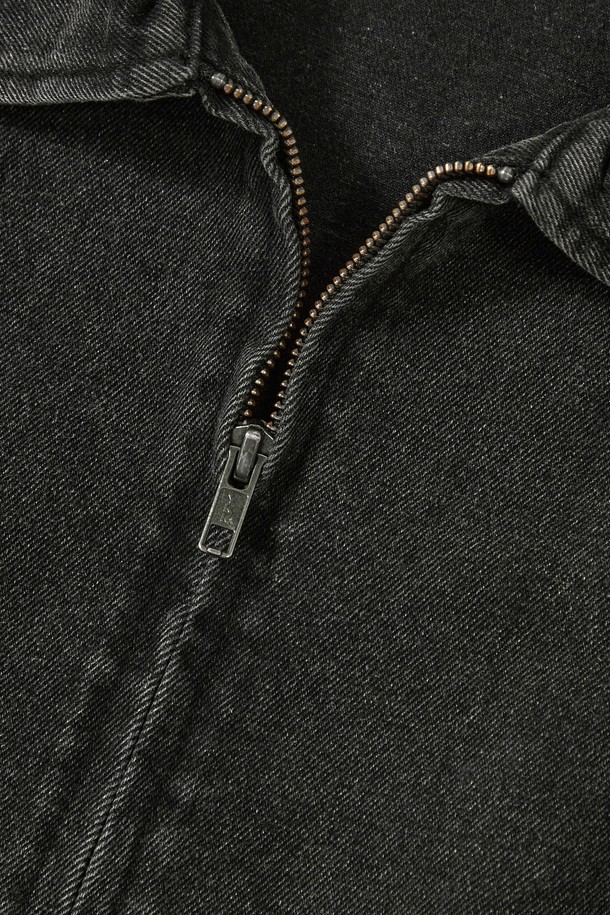 TRAJAN LABEL 데님 블루종 재킷_그레이 진은 캐주얼하고 미니멀한 스타일을 추구하는 남성을 위한 데님 재킷입니다. 봄, 가을에 입기 좋으며, 데이트룩이나 가을 나들이룩에 적합합니다. 그레이와 인디고 두 가지 컬러로 출시되었고, 세미 오버핏으로 편안한 착용감을 제공합니다. 11온스 데님 소재에 콜롬비아 트라잔 라벨 포인트와 컬러 스티치 디테일이 돋보이는 디자인이며, 지퍼 여밈 방식과 긴 소매 기장으로 실용성을 더했습니다.
