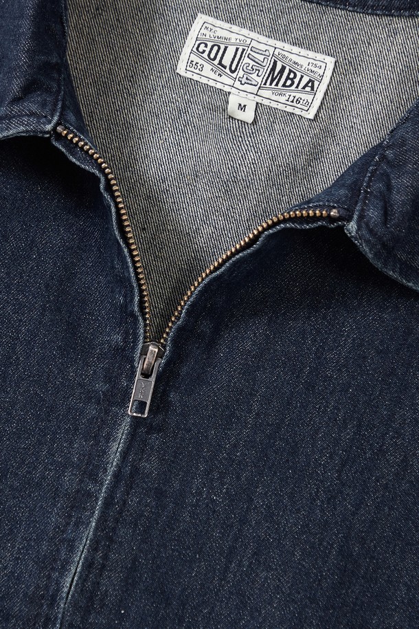 TRAJAN LABEL 데님 블루종 재킷_인디고 진은 캐주얼, 미니멀, 스트리트 스타일을 즐기는 분들을 위한 아이템입니다. 그레이 데님과 인디고 데님 두 가지 컬러로 제공되며, 11온스 면 소재로 제작되어 편안한 착용감을 선사합니다. 릴랙스 핏과 세미오버핏으로 편안함을 더했으며, 캐주얼한 무드의 컬러 스티치 디테일이 돋보입니다. COLUMBIA TRAJAN 라벨 포인트가 특징이며, 집업 스타일과 긴 소매 기장으로 다양한 스타일 연출이 가능합니다. 동네 마실룩, 쇼핑룩, 여행룩 등 TPO(Time, Place, Occasion)에 구애받지 않고 활용할 수 있는 데일리 재킷입니다.
