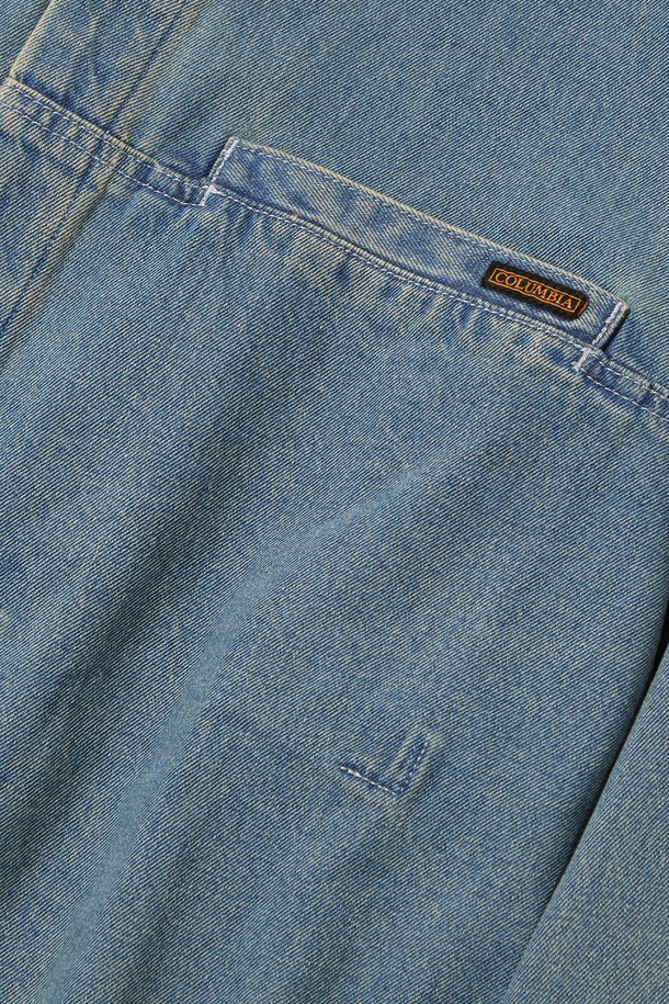 TRAJAN 라벨 히든 포켓 데님 셔츠_라이트진입니다. 11OZ 데님 소재로 제작되어 두께감 있는 착용감을 선사하며, 봄, 가을 간절기에 활용하기 좋습니다. 히든 포켓 디테일과 TRAJAN 라벨 포인트가 돋보이며, 캐주얼, 미니멀, 클래식 스타일을 모두 소화할 수 있습니다. 라이트진, 그레이진, 브라운 3가지 컬러로 출시되었으며 오버핏으로 편안하게 착용 가능합니다. 셔츠 또는 아우터로도 활용 가능한 실용적인 아이템입니다.
