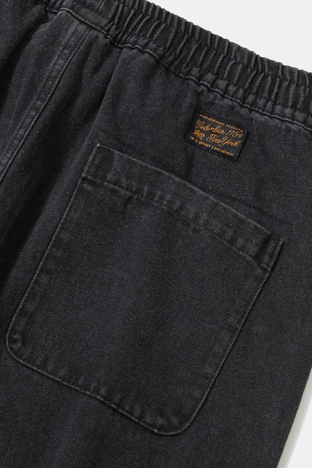 M-LABEL(엠-라벨) 루즈핏 핀턱 데님 팬츠_그레이 진입니다. 11oz 데님 소재의 두꺼운 두께감으로 제작되어 봄, 가을에 착용하기 좋습니다. 핀턱 디테일과 M-LABEL 포인트를 더해 캐주얼 무드를 연출하며, 루즈핏으로 편안한 착용감을 선사합니다. 전체 밴딩 허리 디자인으로 활동성을 높였으며, 동네 마실룩, 가을 나들이룩 등 다양한 TPO에 활용하기 좋습니다. 미니멀, 클래식 스타일을 선호하는 남성분들께 추천합니다.
