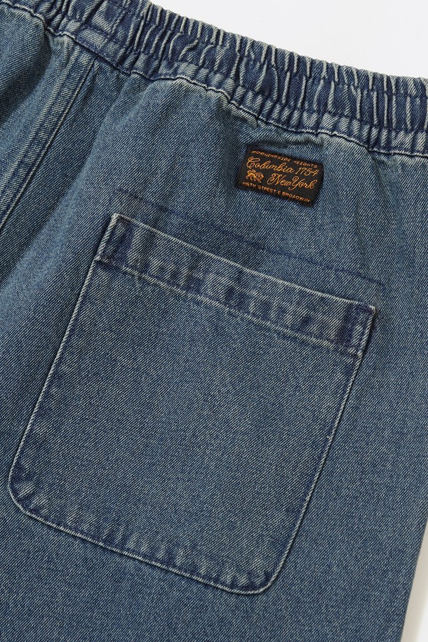 M-LABEL 루즈핏 핀턱 데님 팬츠_미드나잇 진은 편안한 착용감의 루즈핏으로, 캐주얼 스타일을 연출하기 좋은 남성 데님 팬츠입니다. 핀턱 디테일이 돋보이며, 전체 밴딩 허리밴드로 편안함을 더했습니다. 11OZ 두께의 면 소재로 제작되어 봄, 가을 간절기에 적합하며, 뻣뻣한 촉감이 특징입니다. 미드나잇 진, 그레이 진, 라이트 진 세 가지 색상으로 출시되어, 동네 마실룩이나 미니멀한 스타일을 즐기는 분들께 추천합니다. M-LABEL만의 포인트 디테일이 돋보이는 데님 팬츠입니다.
