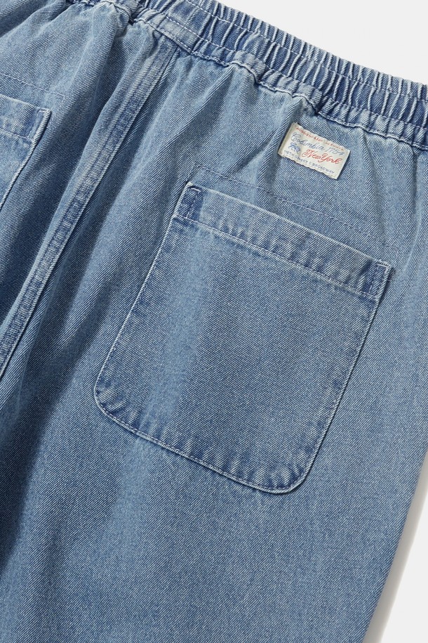 M-LABEL(엠-라벨) 루즈핏 핀턱 데님 팬츠_라이트진은 캐주얼, 미니멀, 시티보이 스타일을 즐기는 남성을 위한 데님 팬츠입니다. 봄, 가을에 적합하며, 가볍고 편안한 110Z 두께의 면 소재로 제작되었습니다. 허리 풀 밴딩과 핀턱 디테일이 편안함과 스타일을 동시에 제공하며, 넉넉한 루즈핏으로 활동성을 높였습니다. 라이트진, 그레이진, 미드나잇진 세 가지 컬러로 출시되어 다양한 데일리룩 연출에 활용하기 좋습니다. 동네 마실룩을 위한 M-LABEL(엠-라벨)의 포인트가 돋보이는 데님 팬츠입니다.
