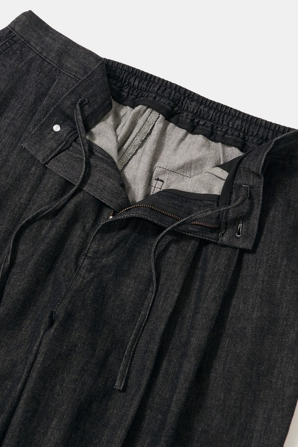 트라잔 라벨 핀턱 와이드핏 데님 팬츠_블랙 진입니다. 8온스 데님 소재로 제작되어 얇고 부드러운 촉감을 선사하며, 허리 스트링과 핀턱 디테일로 포인트를 더했습니다. 와이드핏으로 편안한 착용감을 제공하며, 일상적인 캐주얼, 미니멀, 클래식 스타일을 연출하기 좋습니다. 블랙과 브라운 두 가지 색상으로 출시되었으며, '동네 마실룩'에 적합합니다. 밴딩 처리된 허리 부분은 활동성을 높여줍니다.
