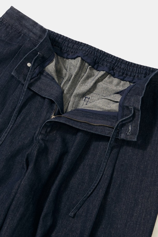 TRAJAN LABEL 핀턱 와이드핏 데님 팬츠_인디고 진은 편안하고 스타일리시한 일상룩을 위한 데님 팬츠입니다. 8온스 데님 소재로 제작되어 부드러운 촉감을 선사하며, 2-핀턱 디테일과 와이드핏 디자인이 특징입니다. 허리 부분은 스트링 밴딩으로 편안한 착용감을 제공하며, 캐주얼, 미니멀, 시티보이 스타일을 연출하기에 좋습니다. 트라얀 라벨 포인트를 더해 디자인의 완성도를 높였으며, 동네 마실룩이나 여행룩에 모두 잘 어울립니다. 인디고, 블랙, 브라운 3가지 컬러로 출시되어 다양한 스타일을 소화할 수 있습니다.
