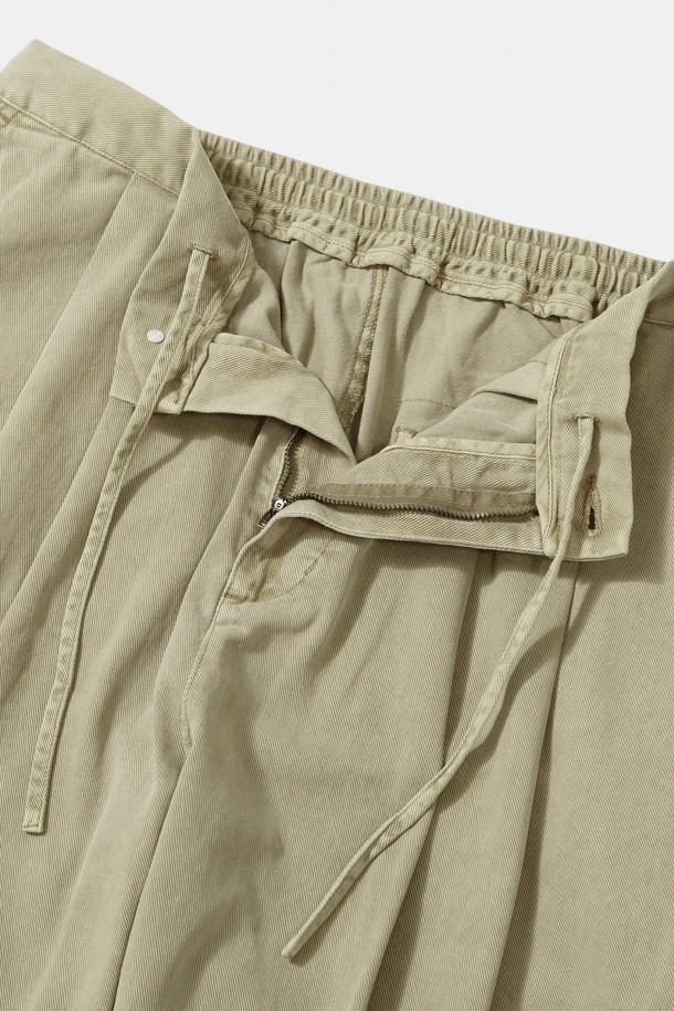 TRAJAN LABEL 핀턱 와이드 핏 데님 팬츠_브라운은 캐주얼, 미니멀, 시티보이 스타일을 아우르는 남성용 데님 팬츠입니다. 부드러운 면 소재로 제작되어 편안한 착용감을 선사하며, 얇은 두께감으로 사계절 내내 활용 가능합니다. 핀턱 디테일과 와이드 핏, 그리고 허리 스트링으로 트렌디한 스타일을 연출하며, 2핀턱 디테일과 트라잔 라벨이 특징입니다. 동네 마실룩이나 카페룩과 같은 일상적인 TPO에 적합하며, 브라운과 블랙 두 가지 컬러 옵션을 제공합니다.
