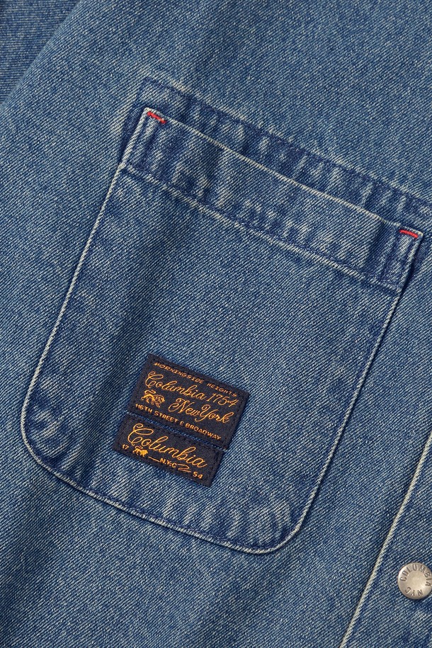 SL-LABEL(에스엘-라벨) 오버핏 데님 셔츠_미드나잇 진은 세미 오버핏으로 제작되어 편안한 착용감을 선사하며, 봄, 가을 간절기에 셔츠 또는 아우터로 활용하기 좋습니다. 그레이진, 미드나잇진, 라이트진 3가지 컬러로 출시되어 다양한 스타일 연출이 가능합니다. 데님과 면 혼방 소재로 제작되었으며, 110Z 두께감으로 적당한 무게감을 더했습니다. SCHOLARLY LION LABEL(스콜라리 라이온 라벨) 포인트와 박포켓 디자인이 돋보이는 트렌디한 데님 셔츠입니다. 데이트룩, 카페룩, 가을 나들이룩 등 캐주얼, 클래식, 미니멀 스타일을 즐기는 분들께 추천합니다.
