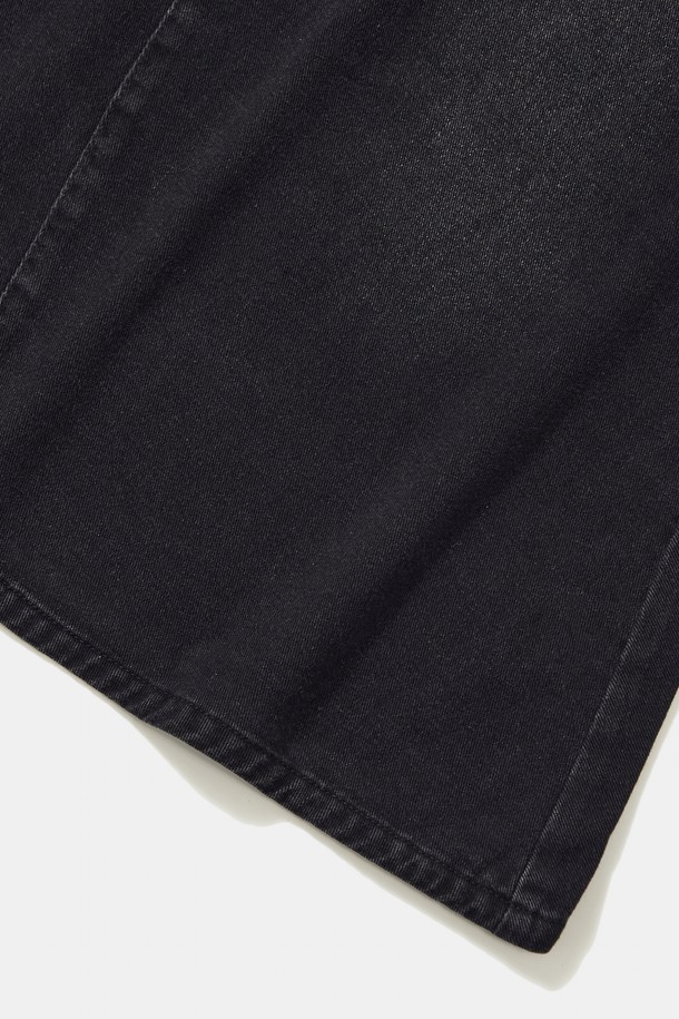 TRAJAN 라벨의 블랙진 데님 롱 스커트입니다. 캐주얼하고 트렌디한 스타일로, 봄, 여름, 가을에 착용하기 좋습니다. 11oz 두께의 뻣뻣한 데님 소재로 제작되었으며, A라인 핏으로 편안하게 착용할 수 있습니다. YKK 지퍼를 사용하여 튼튼하며, TRAJAN 라벨 포인트로 디자인의 완성도를 높였습니다. 데이트룩, 쇼핑룩, 카페룩 등 다양한 TPO에 활용 가능하며, 미니멀, 클래식 스타일을 즐기는 분들께 추천합니다.
