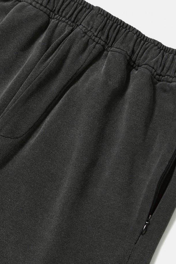 TINY SCRIPT 루즈핏 데님 테리 스웨트팬츠_블랙진은 캐주얼과 스트릿 스타일을 즐기는 분들을 위한 일상복입니다. 데님테리 소재로 제작되어 편안하며, 루즈핏과 스트레이트 핏으로 여유로운 착용감을 선사합니다. 허리 밴딩 처리로 편안함을 더하고, 밑단 스트링 디테일로 스타일 연출이 용이합니다. TINY SCRIPT 스몰 직자수 로고 포인트가 돋보이며, 블랙진 컬러로 다양한 상의와 쉽게 매치할 수 있습니다. 동네 마실룩, 집콕룩, 여행룩 등 다양한 TPO에 활용하기 좋습니다.
