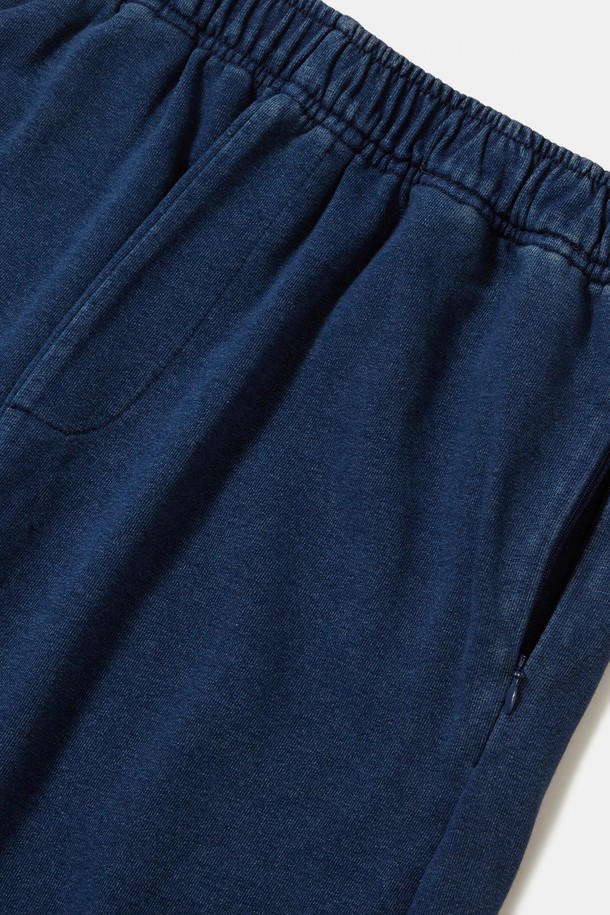 TINY SCRIPT (타이니 스크립트) 로고 자수가 돋보이는 루즈핏 데님 테리 스웻팬츠입니다. 부드러운 면, 폴리에스테르, 스판덱스 혼방의 데님 테리 소재로 제작되어 편안한 착용감을 선사합니다. 허리 밴딩과 밑단 스트링 디테일로 활동성을 더했으며, "Midnight Jean"과 "Black Jean" 두 가지 색상으로 만나볼 수 있습니다. 캐주얼, 미니멀, 스트리트 스타일을 즐기는 분들께 일상, 집콕, 동네 마실, 산책룩으로 추천합니다. 루즈핏과 스트레이트 핏으로 편안하게 연출할 수 있습니다.
