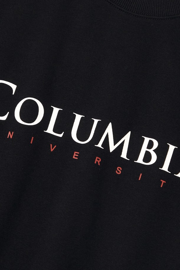 CU 시그 빅 플리스 크루넥_블랙은 캐주얼하고 미니멀한 스타일을 연출하는 공용 맨투맨/스웨트셔츠입니다. 부드러운 플리스 소재와 두꺼운 두께감으로 가을, 겨울철 따뜻하게 착용할 수 있으며, 오버핏 디자인으로 편안한 착용감을 제공합니다. 라운드넥에 Columbia(컬럼비아) 시그니처 빅 로고 프린트와 플래그 포인트 디테일이 돋보입니다. 블랙, 라이트 멜란지, 오트밀 세 가지 컬러로 출시되어 겨울 데일리룩, 집콕룩, 산책룩 등 다양한 TPO에 활용하기 좋습니다. 
