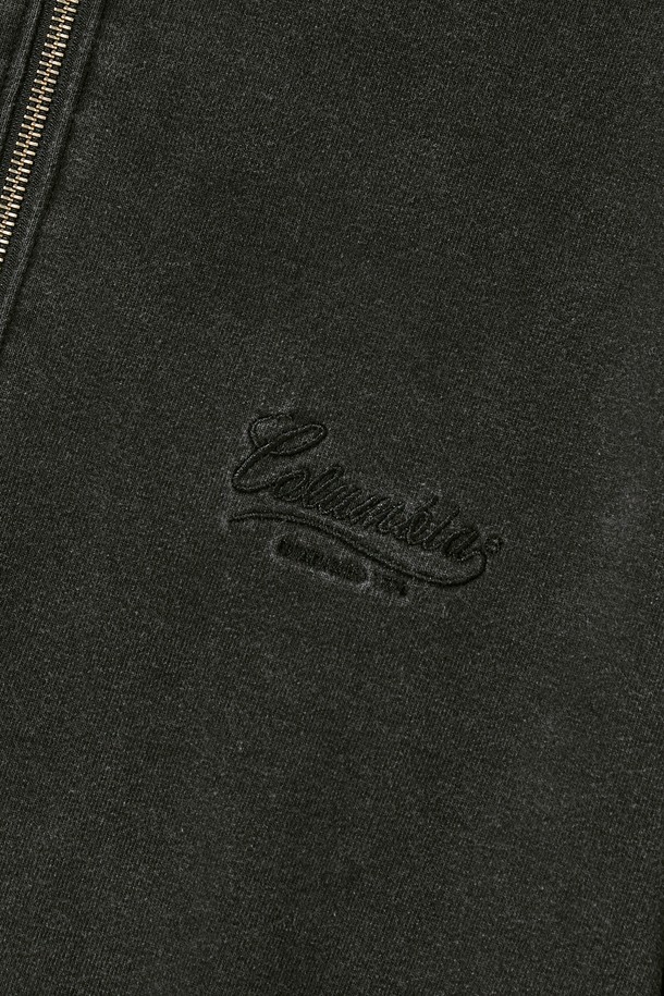 NY STREET TAIL 데님 테리 H/ZIP 후디_블랙진은 스트릿 무드의 오버핏 후드티셔츠입니다. 블랙진과 미드나잇진 두 가지 컬러로 출시되었으며, 면, 폴리에스테르, 스판덱스 혼방의 데님 테리 소재로 제작되어 트렌디한 질감을 선사합니다. YKK 지퍼와 COLUMBIA STREET 라벨 포인트가 특징이며, 하프 집업 디자인으로 편안하게 착용할 수 있습니다. 긴 소매 기장과 루즈한 실루엣이 일상, 캐주얼 스타일을 완성합니다.
