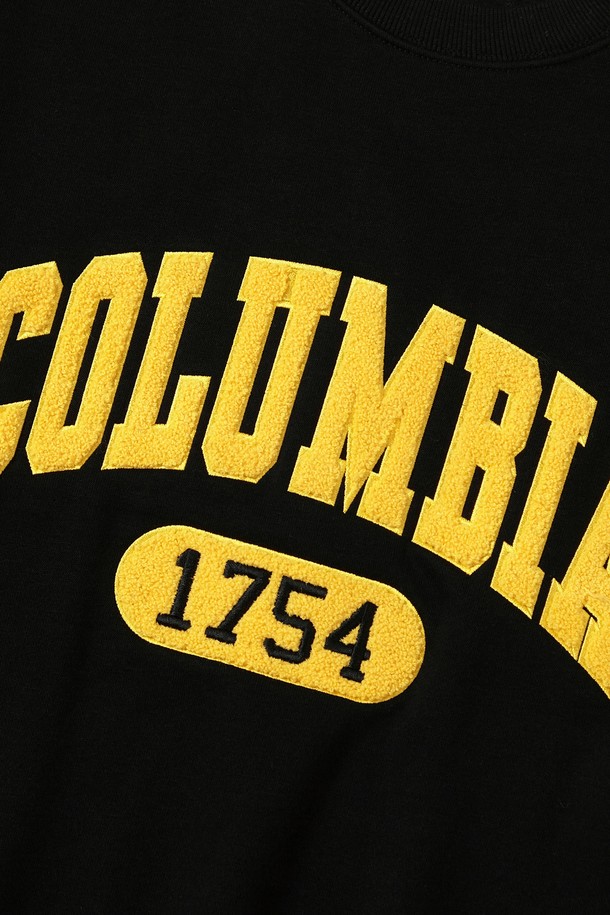 1754 아치 부클 플리스 크루넥_블랙은 캐주얼 및 스포티 스타일을 연출하기 좋은 남녀 공용 맨투맨입니다. 부드러운 플리스 안감과 두꺼운 두께감으로 가을, 겨울 시즌 보온성을 높였으며, 일상과 캐주얼한 분위기를 연출하기에 좋습니다. 블랙과 그레이 두 가지 색상으로 출시되었으며, COLUMBIA (컬럼비아) ARCH (아치) 부클 자수와 COLUMBIA (컬럼비아) FLAG (플래그) 와펜으로 포인트를 더했습니다. 세미 오버핏과 라운드넥 디자인으로 편안한 착용감을 제공하며, 긴 소매 기장으로 따뜻함을 더했습니다. 집콕룩, 산책룩 등 다양한 TPO(Time, Place, Occasion)에 활용하기 좋습니다.
