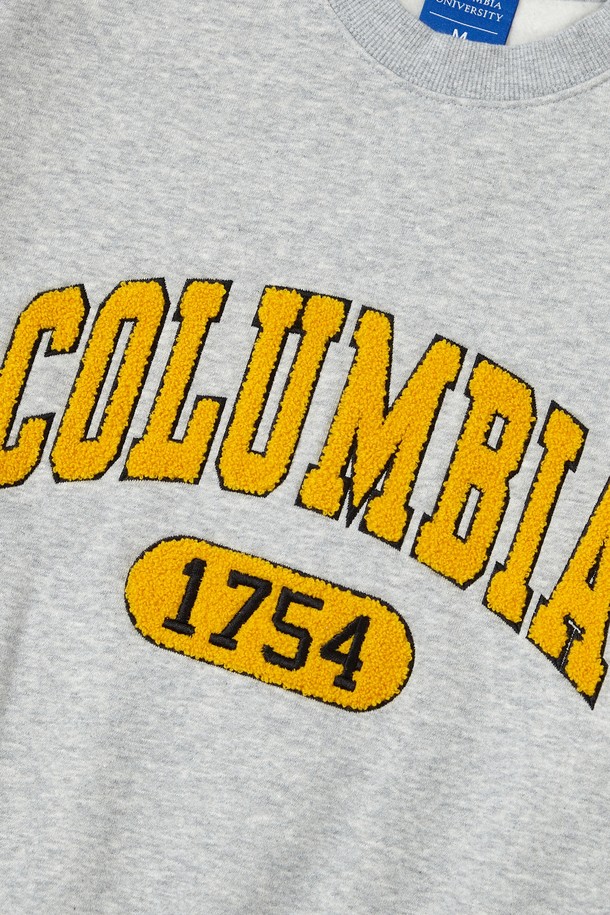 1754 아치 부클 플리스 크루넥_그레이는 일상, 가을, 겨울에 적합한 공용 맨투맨/스웨트셔츠입니다. 부드러운 촉감의 면, 폴리에스테르 혼방 소재에 두꺼운 두께감으로 따뜻함을 선사하며, 세미 오버핏으로 편안하게 착용 가능합니다. 라운드넥 디자인과 긴 소매, 블랙과 그레이 컬러로 캐주얼, 미니멀, 클래식 스타일을 연출하기 좋습니다. Columbia(컬럼비아) 헤리티지 로고와 부클 자수 기법, 플래그 포인트 디테일이 특징이며, 겨울 데일리룩, 집콕룩, 산책룩에 활용하기 좋습니다.
