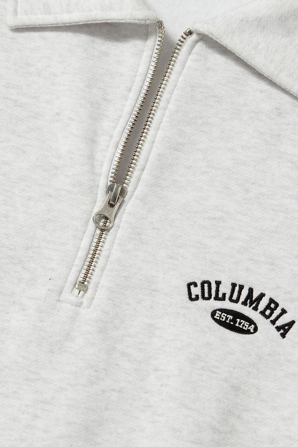 CU 아치 플리스 H/ZIP 스웨트셔츠_라이트 멜란지는 가을과 겨울, 일상에서 착용하기 좋은 공용 스웨트셔츠입니다. 오버핏으로 제작되어 편안한 착용감을 선사하며, 부드러운 플리스 안감과 두꺼운 두께감으로 따뜻함을 더했습니다. 라이트 멜란지 및 크라운 네이비 두 가지 색상으로 출시되었으며, YKK 지퍼와 Columbia 플래그 포인트 디테일, 반집업 디자인이 특징입니다. 캐주얼, 미니멀, 클래식 스타일을 즐기는 분들께 집콕룩, 겨울 데일리룩, 산책룩으로 추천합니다.
