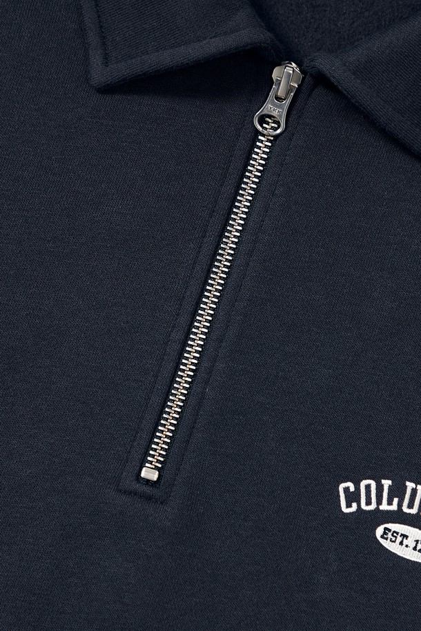 CU 아치 플리스 H/ZIP 스웨트셔츠_크라운 네이비는 일상, 겨울 데일리룩, 집콕룩, 산책룩에 모두 활용하기 좋은 제품입니다. 캐주얼, 미니멀, 클래식 스타일을 아우르며, 부드러운 촉감의 면, 폴리에스테르 혼방 소재와 두꺼운 플리스 안감으로 따뜻함을 선사합니다. 세미 오버핏으로 편안한 착용감을 제공하며, YKK 지퍼와 Columbia University ARCH 로고 자수, Columbia 플래그 포인트 디테일이 디자인의 완성도를 높입니다. 하프넥 디자인과 긴소매, 크라운 네이비 색상으로 어떤 옷에도 매치하기 쉬운 활용도 높은 스웨트셔츠입니다.
