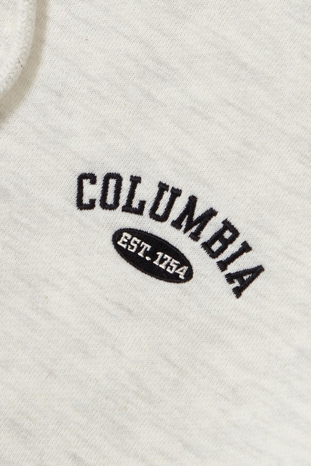 CU 아치 플리스 집업 후디 오트밀은 캐주얼, 미니멀, 스트리트 스타일을 즐기는 분들을 위한 겨울, 가을 필수 아이템입니다. 면과 폴리에스테르 혼방의 부드러운 촉감과 두꺼운 두께로 따뜻함을 선사하며, 데일리룩, 집콕룩, 산책룩 등 다양한 TPO에 활용하기 좋습니다. 세미 오버핏으로 편안한 착용감을 제공하며, YKK 2-WAY 지퍼와 COLUMBIA FLAG 소매 디테일, COLUMBIA UNIVERSITY ARCH 로고 자수 디테일이 돋보입니다. 오트밀, 블랙, M.Grey, 크라운 네이비 4가지 색상으로 만나보세요.
