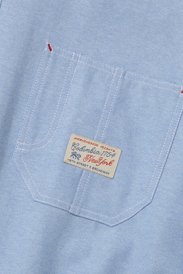 SL-LABEL (에스엘라벨) ONE POCKET OXFORD SHIRTS (원 포켓 옥스포드 셔츠) 블루는 옥스포드 면 소재의 긴소매 셔츠입니다. 차이나칼라 디자인에 오버핏과 릴랙스핏으로 편안한 착용감을 선사하며, 캐주얼, 클래식, 미니멀 스타일을 연출하기 좋습니다. 봄, 가을 계절에 어울리며, 데이트룩과 카페룩에 매치하기 좋습니다. 뻣뻣한 촉감과 스트라이프 패턴, 싱글 포켓 디테일이 특징이며, 스칼라리 라이온 라벨이 부착되어 있습니다. 일상에서 트렌디하고 캐주얼한 스타일을 연출해보세요.
