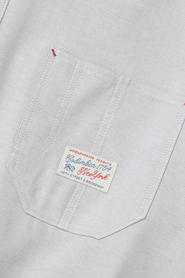 SL-LABEL (에스엘-라벨) ONE POCKET OXFORD SHIRTS (원 포켓 옥스포드 셔츠)_GRAY는 봄, 가을에 착용하기 좋은 공용 셔츠입니다. 차이나칼라 디자인에 그레이, 블루, 옐로우 세 가지 색상으로 출시되었으며, 캐주얼과 베이직 스타일을 모두 소화할 수 있습니다. 가슴 부분 싱글 포켓 디테일과 SCHOLARLY LION (스콜라리 라이온) 라벨 포인트가 특징이며, 탄탄한 면 소재로 제작되었습니다. 오버핏의 여유로운 실루엣으로 편안한 착용감을 선사하며, 데이트룩, 카페룩, 캐주얼, 미니멀 스타일을 연출하기에 좋습니다. 긴 소매와 스트라이프 패턴으로 디자인되어 있습니다.
