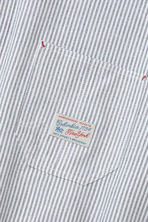 SL-LABEL (에스엘 라벨) ONE POCKET (원 포켓) OXFORD (옥스포드) SHIRTS (셔츠) _GRAY STRIPE (그레이 스트라이프)는 옥스포드 원단으로 제작되어 뻣뻣한 촉감과 두꺼운 두께감을 자랑하는 남녀 공용 셔츠입니다. 차이나 칼라 디자인에 오버핏과 릴랙스핏으로 편안한 착용감을 선사하며, 봄, 가을 계절에 적합합니다. 캐주얼, 클래식, 미니멀 스타일을 모두 소화할 수 있으며, 출근룩과 비즈니스 캐주얼에도 활용 가능합니다. 그레이 스트라이프와 블루 스트라이프 두 가지 색상으로 출시되었으며, 싱글 포켓 디테일과 스칼라리 라이온 라벨 포인트가 특징입니다. 긴 소매 기장의 셔츠로 트렌디하고 캐주얼한 스타일을 연출해보세요.
