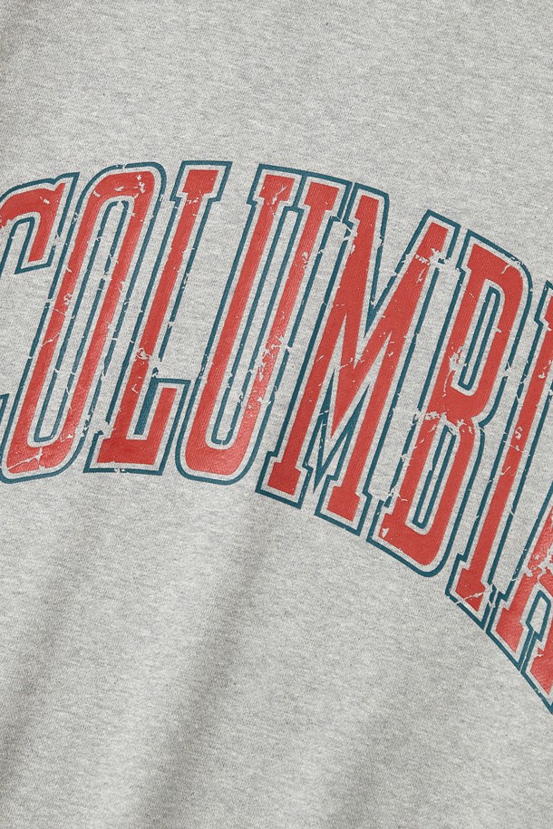 VTG 빅 크랙 헤비 테리 크루넥_M.GRAY는 남성용 상의, 맨투맨/스웨트셔츠입니다. 가을, 겨울에 어울리는 두꺼운 두께감의 헤비 테리 소재로 제작되어 부드러운 촉감을 선사하며, 일상 및 집콕룩, 캐주얼, 스트리트, 미니멀 스타일을 연출하기 좋습니다. 450G의 묵직한 중량감과 사이드 립 디테일, VTG 로고 크랙 프린팅이 돋보이며 오버핏으로 편안하게 착용 가능합니다. 라운드넥에 긴 소매 기장으로 보온성을 높였습니다.
