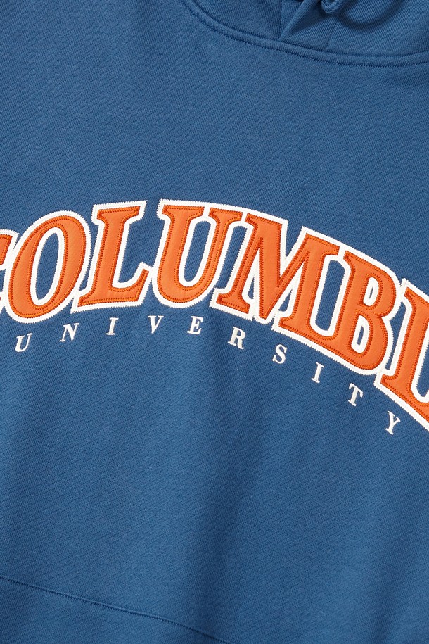 STREET ARCH HEAVY TERRY 후디_CROWN BLUE는 450G 헤비웨이트 면 원단으로 제작되어 부드러운 촉감을 자랑합니다. 크라운 블루, 네이비, 라이트 멜란지, 블랙 4가지 색상으로 출시되었으며, 오버핏 실루엣과 긴 소매 기장이 특징입니다. Columbia Street Arch 로고 아플리케가 돋보이며, 가을/겨울 시즌 데일리룩, 집콕룩, 산책룩 등 다양한 TPO에 활용하기 좋습니다. 캐주얼, 스트리트, 미니멀 스타일을 즐기는 분들께 추천하는 후드티입니다. 후드 디자인과 두꺼운 두께감으로 따뜻함을 더했습니다.
