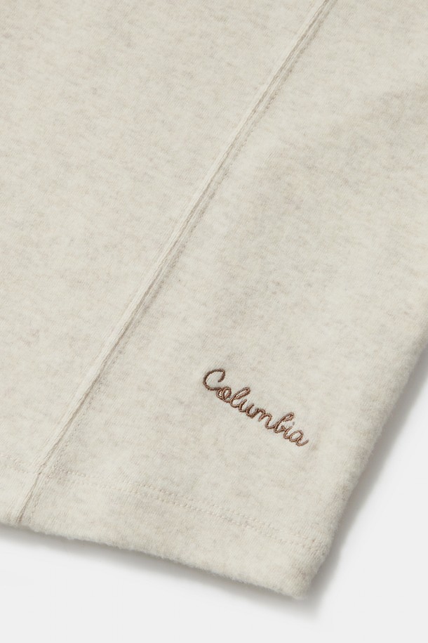 TINY SCRIPT SLIM CROP WOMEN HOODIE_OATMEAL (타이니 스크립트 슬림 크롭 여성 후디_오트밀)는 캐주얼, 스트릿 스타일을 즐기는 여성들을 위한 겨울용 후드티입니다. 오트밀 및 라이트 그레이 색상으로 출시되었으며, 슬림핏 크롭 기장으로 트렌디함을 더했습니다. 폴리에스테르, 레이온, 스판덱스 혼방 소재로 제작되어 편안한 착용감을 제공하며, 핑거홀 소매와 커브드 컷 디테일이 돋보입니다. 가슴 부분의 타이니 스크립트 자수 로고가 포인트로, 겨울 데일리룩, 집콕룩, 산책룩 등 다양한 TPO에 활용하기 좋습니다. 긴 소매 기장으로 보온성을 높였으며, 후드 디자인으로 캐주얼한 분위기를 연출합니다.
