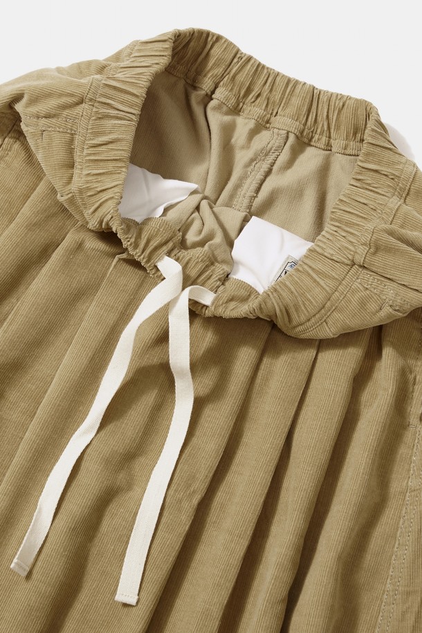 TRAJAN LABEL (트라잔 라벨)의 올라운드 코듀로이 플리츠 롱 스커트_베이지는 캐주얼하면서도 트렌디한 스타일을 연출하는 여성용 스커트입니다. 가을, 겨울 시즌에 어울리는 부드러운 코듀로이 소재로 제작되어 따뜻하고 편안한 착용감을 선사합니다. A라인과 플리츠 디자인이 조화롭게 어우러져 여성스러운 실루엣을 강조하며, 전체 밴딩 처리로 활동성을 높였습니다. 베이지 및 브라운 컬러로 출시되어 겨울 데일리룩, 동네 마실룩 등 다양한 TPO에 활용하기 좋습니다. 미니멀, 클래식, 캐주얼 스타일을 즐겨 입는 분들께 추천합니다.
