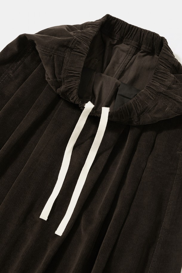 TRAJAN LABEL(트레이전 라벨)의 ALL-ROUND(올라운드) 코듀로이 플리츠 롱 스커트_브라운입니다. 부드러운 촉감의 코듀로이와 면 혼방 소재로 제작되어 가을, 겨울 시즌에 따뜻하게 착용하기 좋습니다. A라인 플리츠 디자인과 롱 기장으로 여성스러운 실루엣을 연출하며, 넉넉한 루즈핏으로 편안함을 더했습니다. 허리 전체 밴딩 처리로 활동성을 높였으며, COLUMBIA TRAJAN(컬럼비아 트레이전) 라벨 디테일이 포인트입니다. 캐주얼, 클래식, 미니멀 스타일을 즐겨 입는 여성분들에게 가을 나들이룩, 겨울 데일리룩, 동네 마실룩으로 추천합니다.
