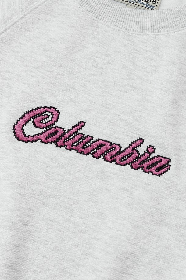 8BIT 크롭 플리스 여성 크루넥 라이트 그레이는 가을, 겨울 시즌에 캐주얼, 스포티한 스타일을 연출하기 좋은 여성용 맨투맨/스웨트셔츠입니다. 부드러운 촉감의 면, 폴리에스테르 혼방 소재에 안감은 플리스로 제작되어 포근함을 선사합니다. 세미 오버핏에 라운드넥 디자인, 래글런 슬리브와 다다미, 사티 자수 디테일, USA FLAG 사이드 라벨이 특징입니다. 크롭 기장으로 트렌디함을 더하며, 라이트 그레이, 네이비, 더스트블루 3가지 색상으로 만나볼 수 있습니다. 겨울 데일리룩, 집콕룩, 산책룩에 활용하기 좋습니다.
