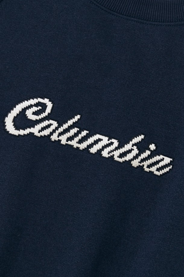 네이비 색상의 8BIT 크롭 플리스 여성 크루넥 맨투맨입니다. 부드러운 촉감의 면과 폴리에스테르 혼방 플리스 소재로 제작되어 가을, 겨울철 쾌적하고 따뜻하게 착용할 수 있습니다. 래글런 슬리브, 다다미 자수, USA FLAG 사이드 포인트 디테일이 특징이며, 세미 오버핏의 크롭 기장으로 캐주얼, 스포티한 스타일을 연출합니다. 라운드넥 디자인으로 겨울 데일리룩, 산책룩, 집콕룩 등 다양한 TPO에 활용 가능하며, 미니멀한 스타일을 선호하는 여성분들께 추천합니다.
